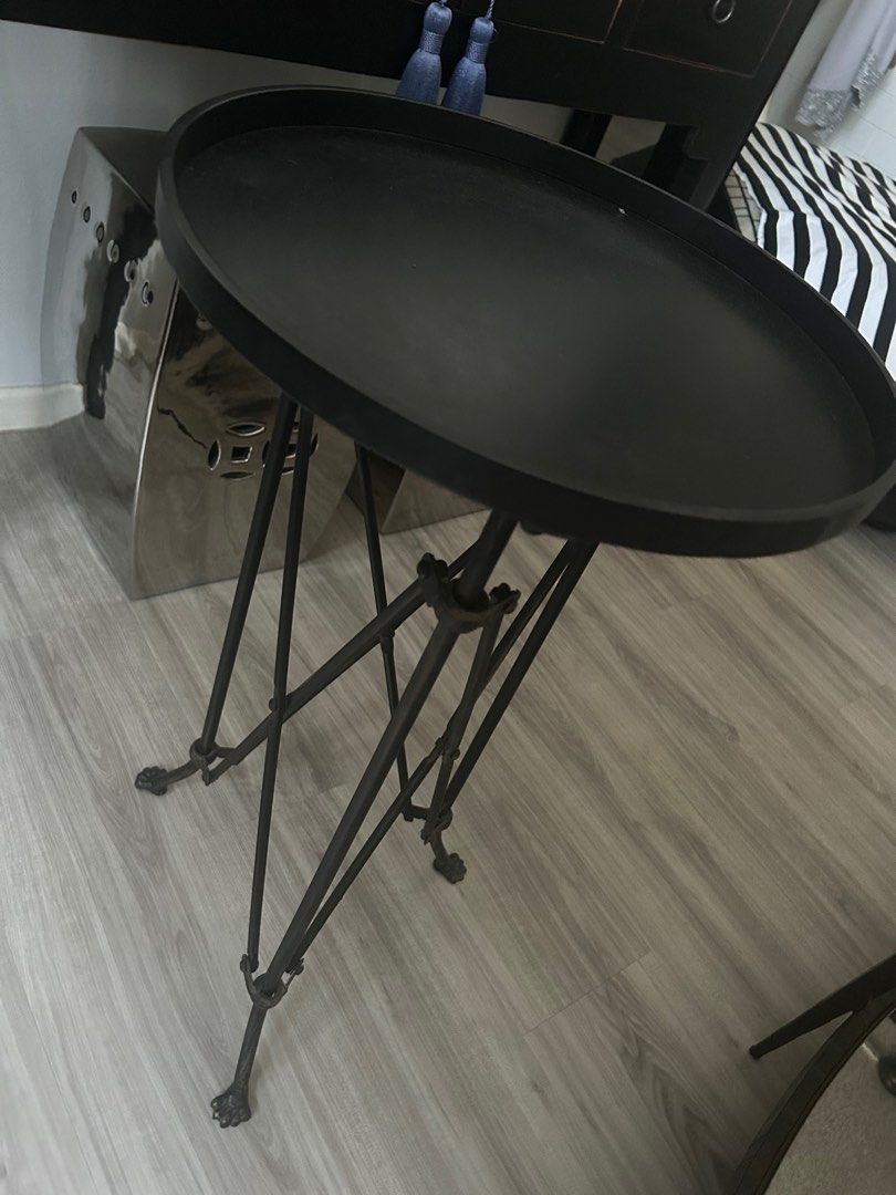 Side Table (Category: Tables & Sets) located in Singapore. Submitted by ohmaa (Listing ID 1287682591, Image 1). Description: .