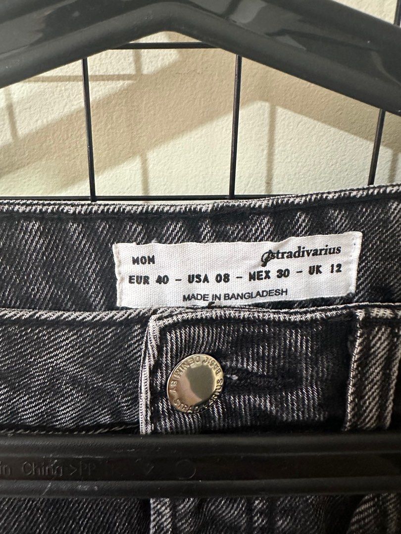 Stradivarius (Category: Jeans) located in San Pedro. Submitted by Ellabells (Listing ID 1287834415, Image 3). Description: Stradivarius Mom Jeans EU 40|UK 12 Price is negotiable. PM is the key. RFS: Decluttering .