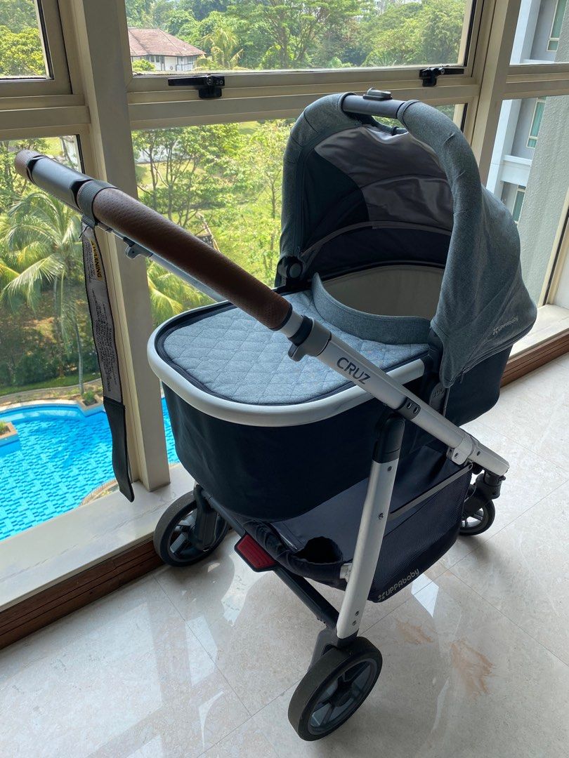 Uppababy 2025 cruz airplane