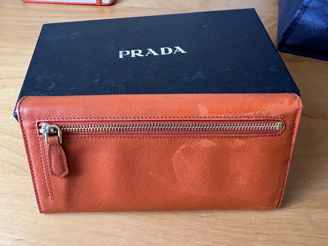 Wallet (Category: Purses & Pouches) located in Petaling Jaya. Submitted by FoongLM (Listing ID 1287717521, Image 3). Description: Parada wallet original. RM200.