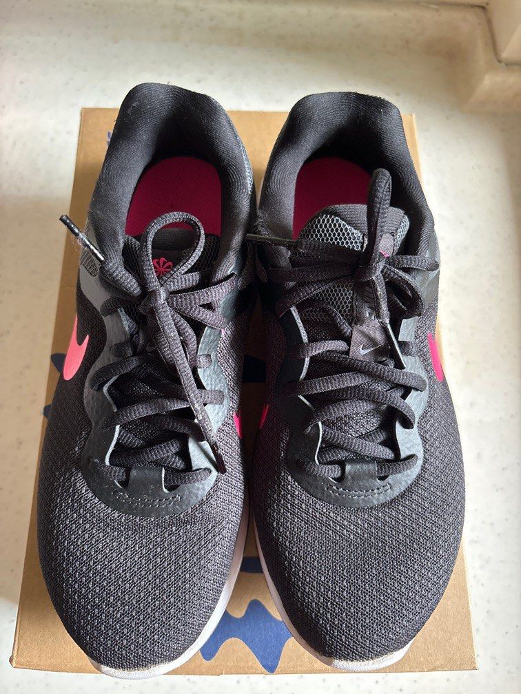 grey and pink nike shoes