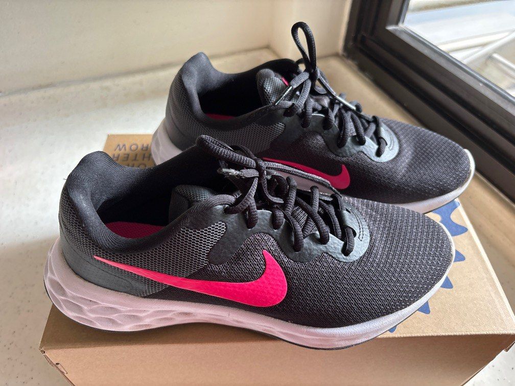 grey and pink nike shoes