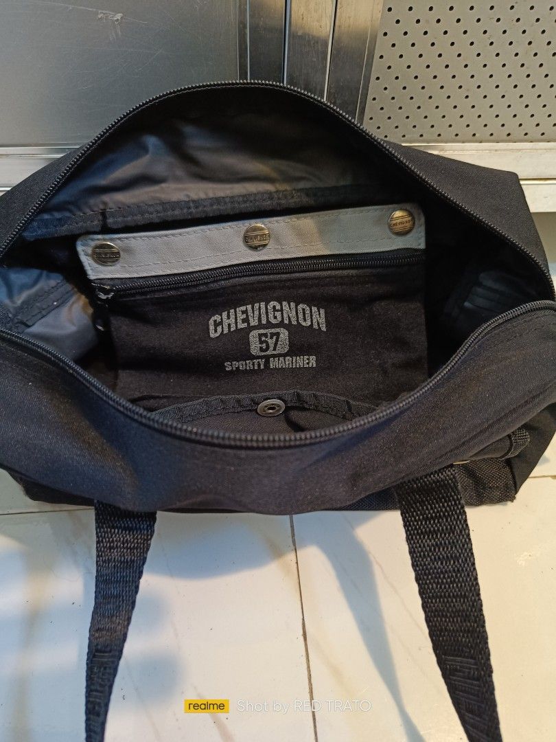 💯 Original Chevignon clutch Bag pouch (Category: Luxury Bags & Wallets) located in General Mariano Alvarez. Submitted by randzwurkz85264 (Listing ID 1287941537, Image 3). Description: Orig Chevignon bag pouch Dims: 11 x 6 x 5 inches.