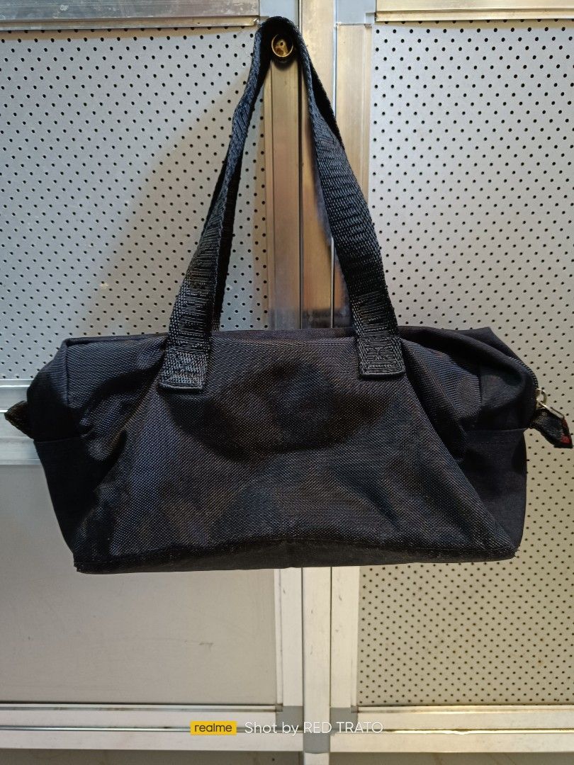 💯 Original Chevignon clutch Bag pouch (Category: Luxury Bags & Wallets) located in General Mariano Alvarez. Submitted by randzwurkz85264 (Listing ID 1287941537, Image 2). Description: Orig Chevignon bag pouch Dims: 11 x 6 x 5 inches.