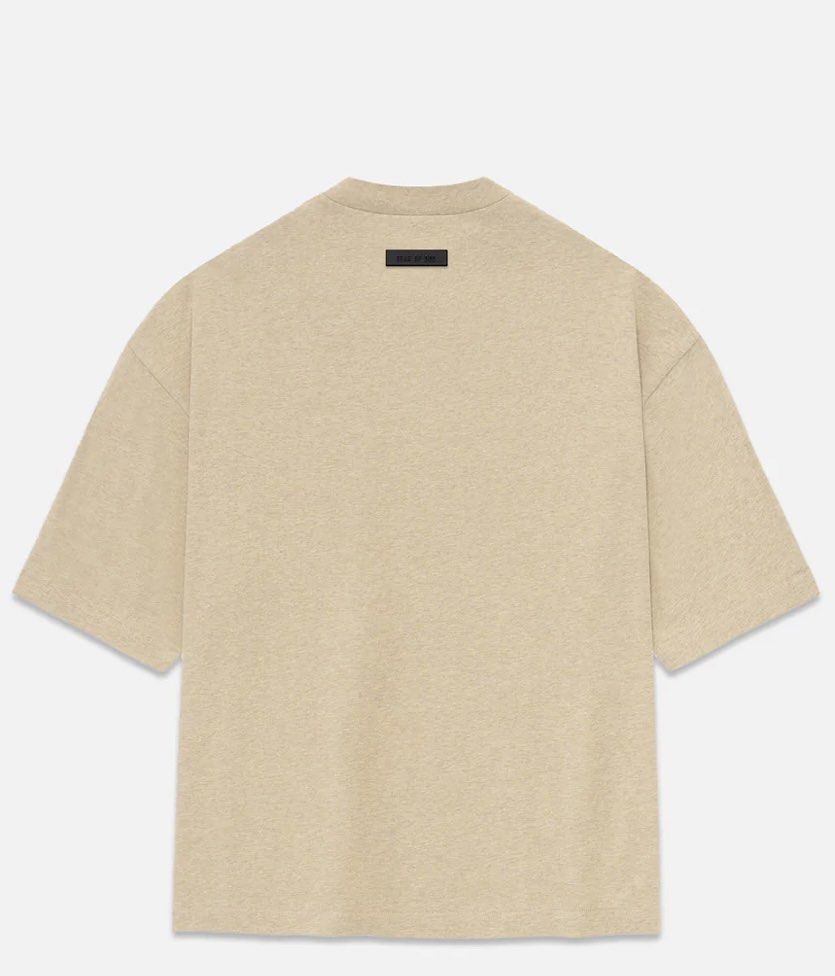 Essentials tee （分類：T-shirt、恤衫、有領衫）位於 Hong Kong。 由 yin996 提交（商品編號 1288077353，圖片 2）。簡介： 。