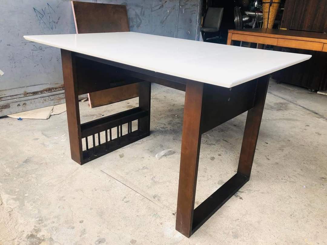 Expendable table (Category: Tables & Sets) located in Quezon City. Submitted by matetdevis13 (Listing ID 1287913030, Image 1). Description: White extendable table Price 4200 29 1/2 / 36L x 29 1/2W x 27 1/2H inches With side magazine rack In good condition Code akc 906.