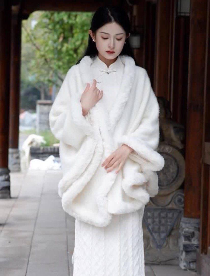 White fur clearance trimmed cape