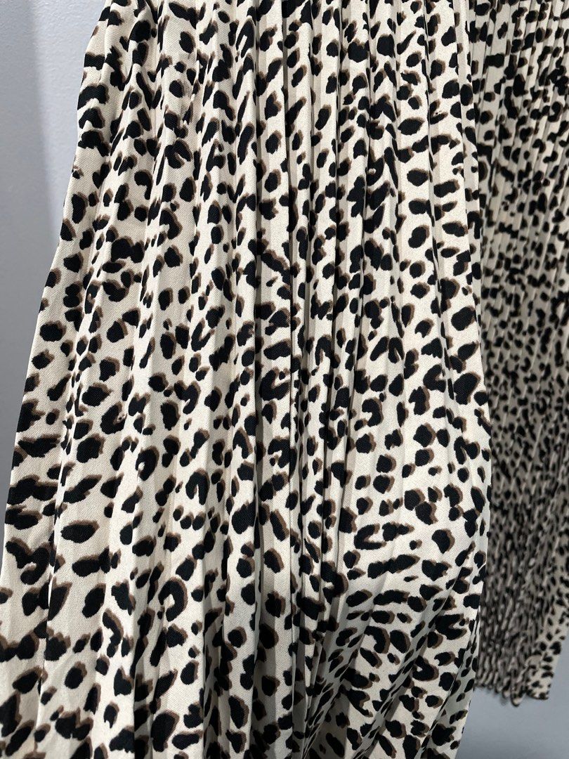 H M Leopard Pleated Skirt Women s Fashion Bottoms Skirts on