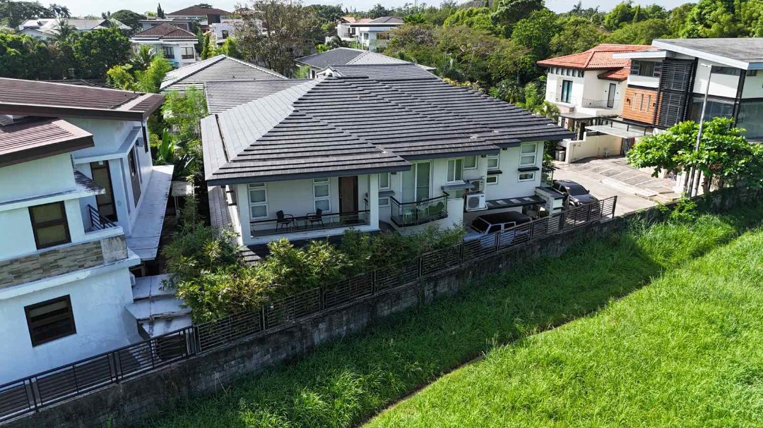 House and Lot For Sale in Palms Pointe Alabang 1 KM From Filinvest Exit