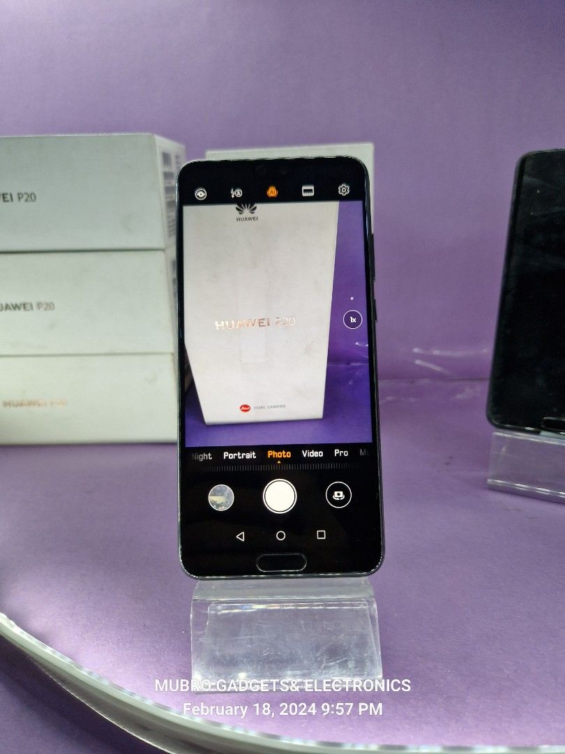 Huawei P20 new (Category: Huawei) located in Quezon City. Submitted by mubrogadgets (Listing ID 1288049048, Image 3). Description: SUPER SALE!!! 🔥HUAWEI P20 ❤️ for sale 4999 pesos only No issue NOT USED(MALL FULL-OUT) Flagship phone 100% smooth(no scratches or dents) may playstore amd google services ➡️Super linaw ng both camera ➡️gaming phone ➡️High quality display ➡️Camera phone • 128GB | 4GB • Kirin 970 • Inclusion: Replacement Charger, box m