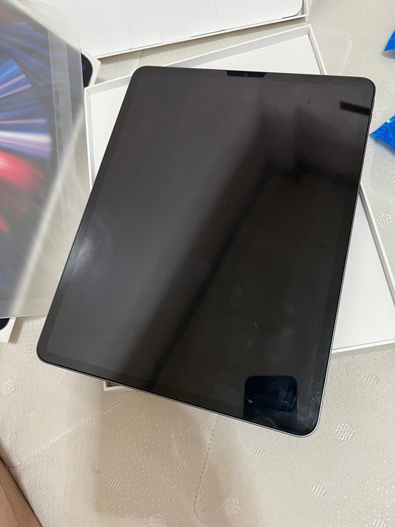 iPad Pro 12.9 256GB 5th Gen (Category: iPad) located in Makati City. Submitted by marowebg (Listing ID 1288077712, Image 2). Description: Comes with box with free case buddy case and silicone case. With new screen guard protector .