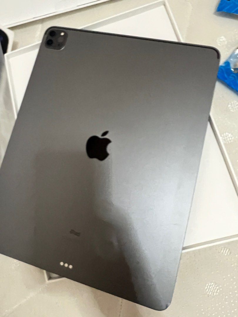iPad Pro 12.9 256GB 5th Gen (Category: iPad) located in Makati City. Submitted by marowebg (Listing ID 1288077712, Image 3). Description: Comes with box with free case buddy case and silicone case. With new screen guard protector .
