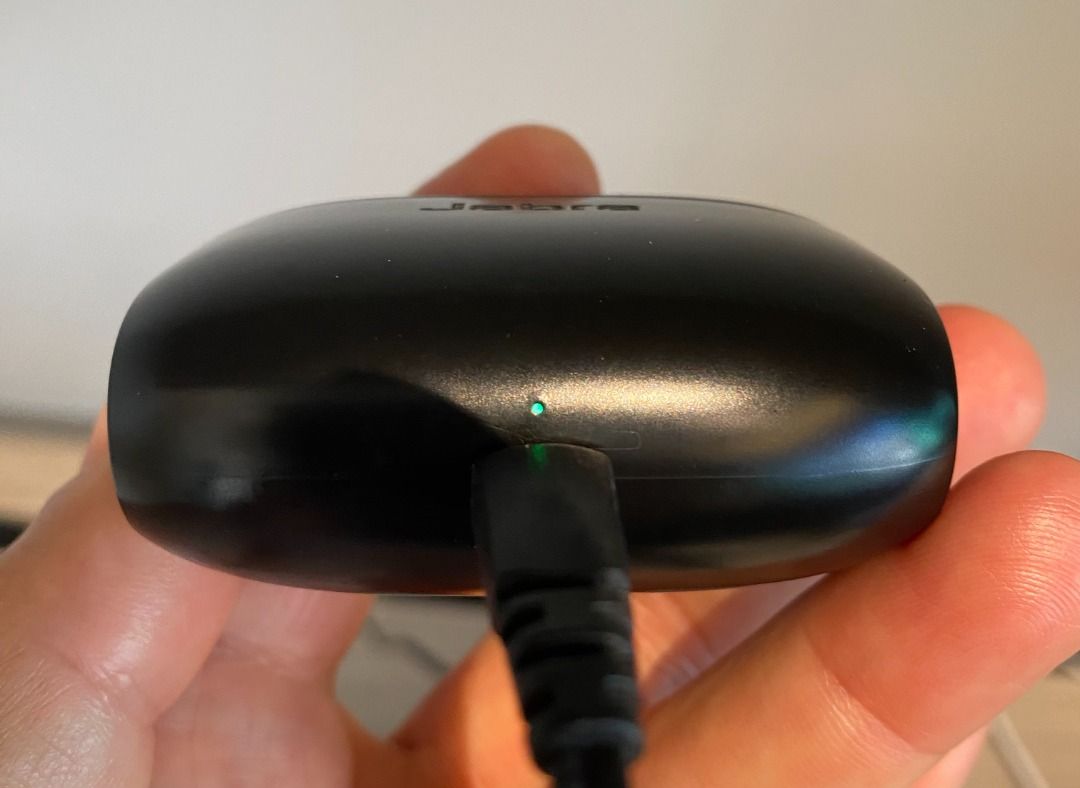 Jabra elite sport sales charging case no lights