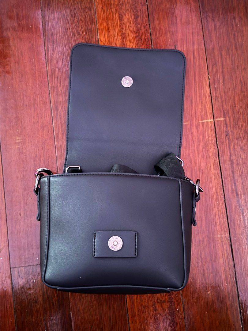 Nerd Unit (Category: Cross-body Bags) located in Petaling Jaya. Submitted by mesyra (Listing ID 1287952689, Image 2). Description: Well used Comes with dustbag (not nerd unit) Defects can see in picture 4 .