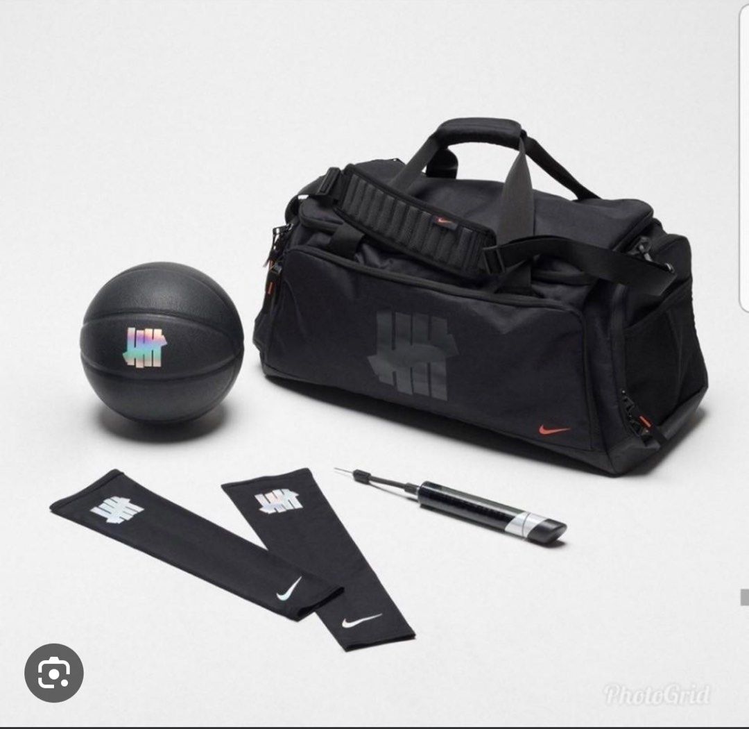 【新品】UNDEFEATED NIKE KOBE DUFFLE BAG ブラック 絕版罕有Nike Undefeated Kobe Duffle Bag , 男裝, 袋, 背包- Carousell