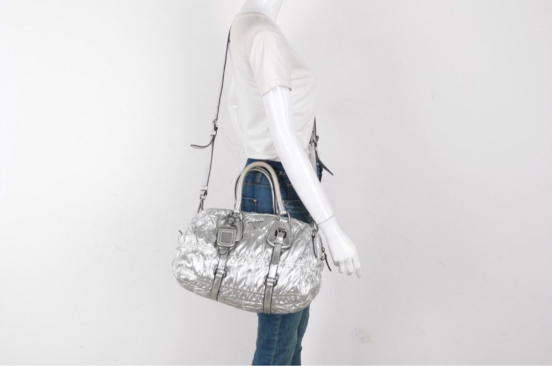 Prada （分類：手袋及銀包）位於 Hong Kong。 由 poolttttttt 提交（商品編號 1287927422，圖片 3）。簡介： 可議價 100%真（可陪驗/自费） 九成新 冇單 有塵袋 。