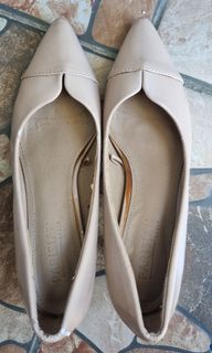 Preloved Parisian Beige tone  Closed Shoes