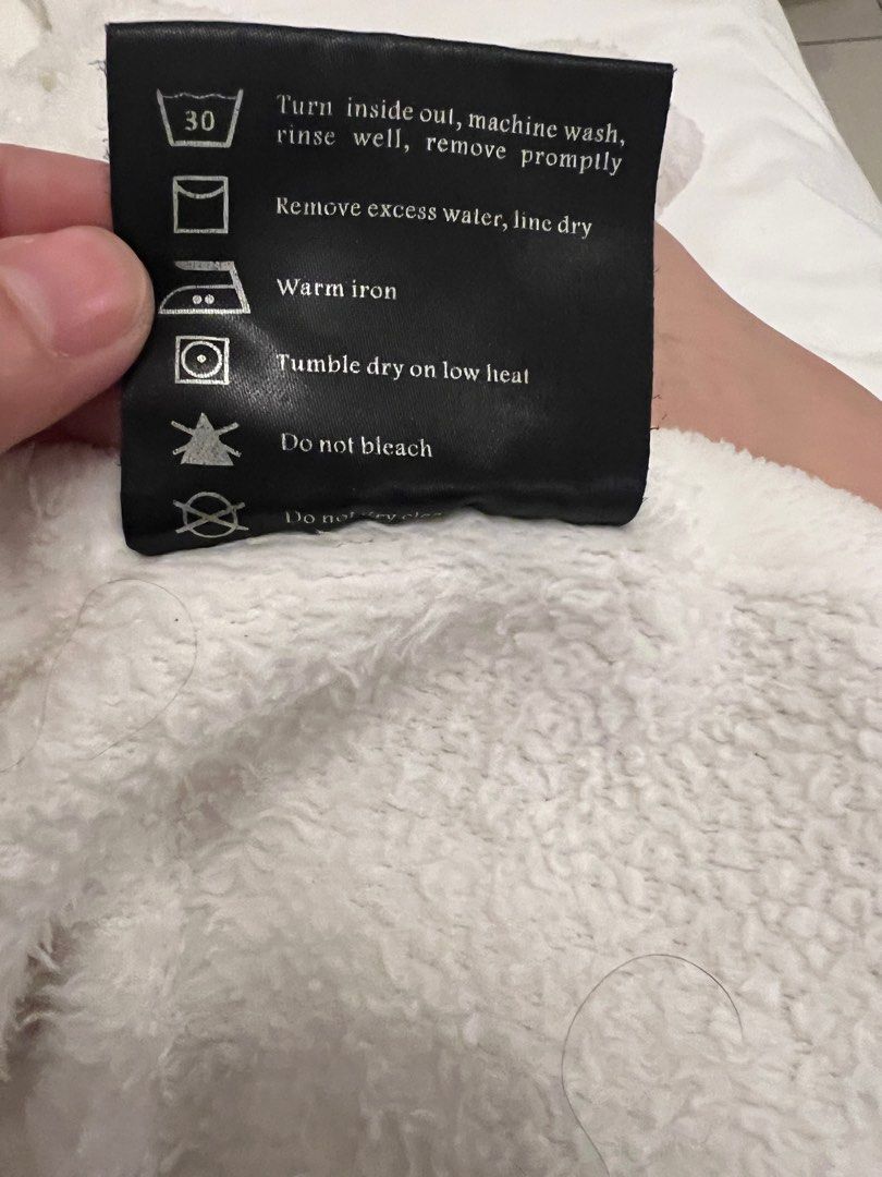 Royal Linen white fleece blanket (Category: Bedding & Towels) located in Quezon City. Submitted by janey_21 (Listing ID 1288027417, Image 2). Description: Premium quality fleece blanket. Guaranteed soft and luxurious feel Size : 80 by 90 inches (Queen) RFS: upgraded to duvet .