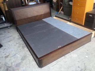 Simmons queen sized bedset w/ storage