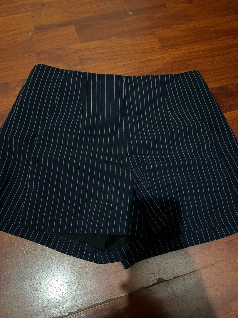 Stripe short (Category: Shorts) located in Manila. Submitted by chrmnmllxx06 (Listing ID 1287911338, Image 1). Description: Highwaist short .. No issue. Cutiee nitoo.