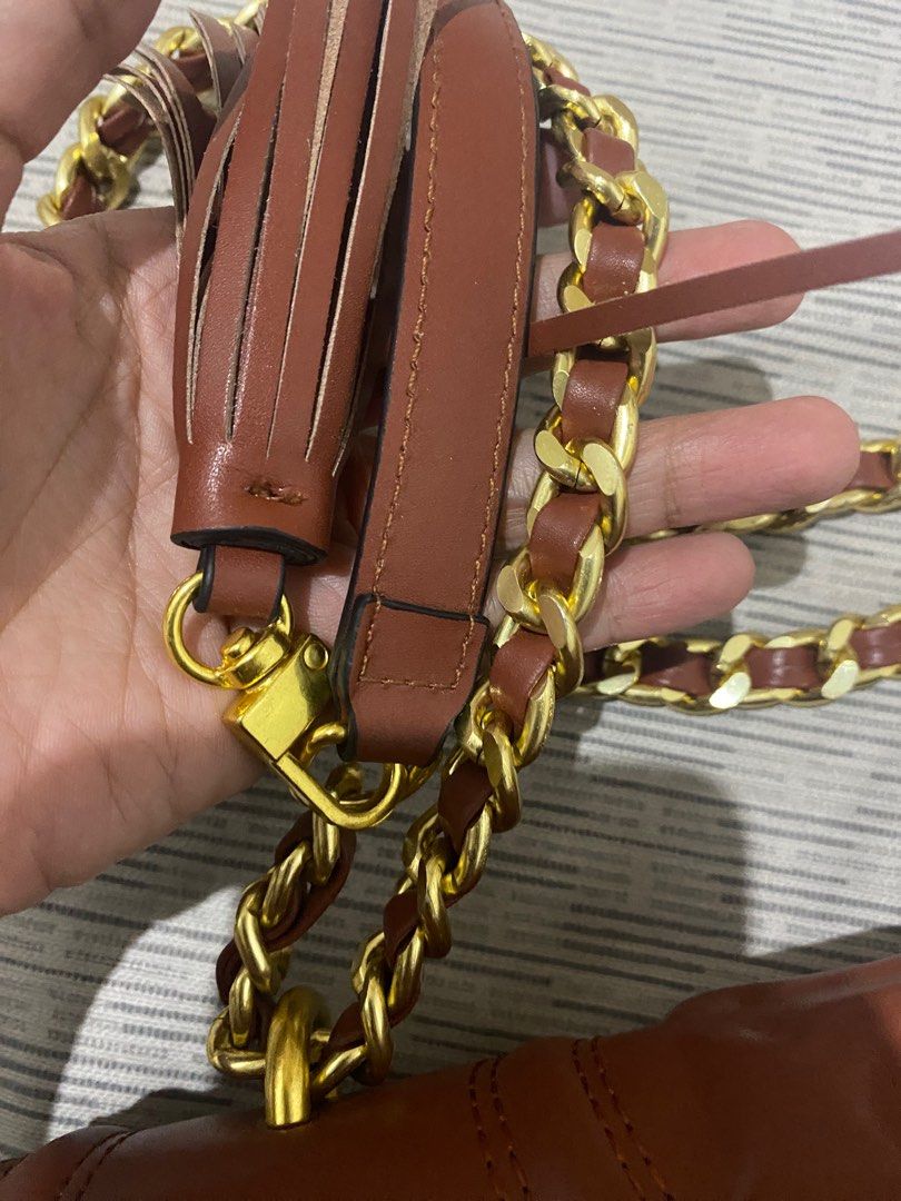 Tory Burch Fleming Bag (Medium) (Category: Luxury Bags & Wallets) located in Makati City. Submitted by jpare (Listing ID 1288007294, Image 3). Description: Not sure if this is orig as it was only given to me that’s why I am selling it for a very low price. But it has the superb quality for sure. It looks definitely new. Used it a few times and amazed that it still looks really new, no creases and all. Only signs of usage in the hardware magnet. S