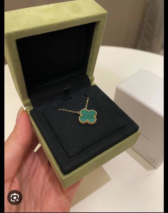 Van cleef & Arpels (Category: Accessories) located in Shah Alam. Submitted by aluxa (Listing ID 1288055730, Image 1). Description: .