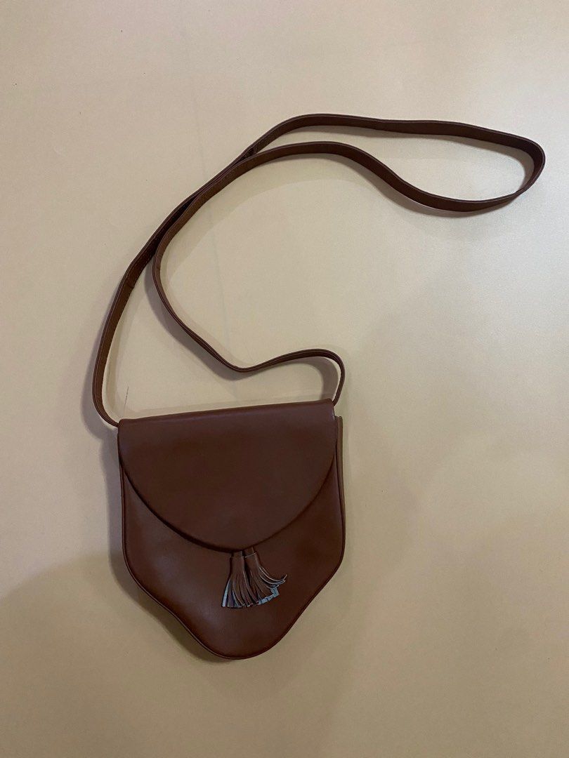 Vintage Bally Crossbody Bag (Category: Luxury Bags & Wallets) located in Davao. Submitted by hoowans_surplus (Listing ID 1288096813, Image 1). Description: .