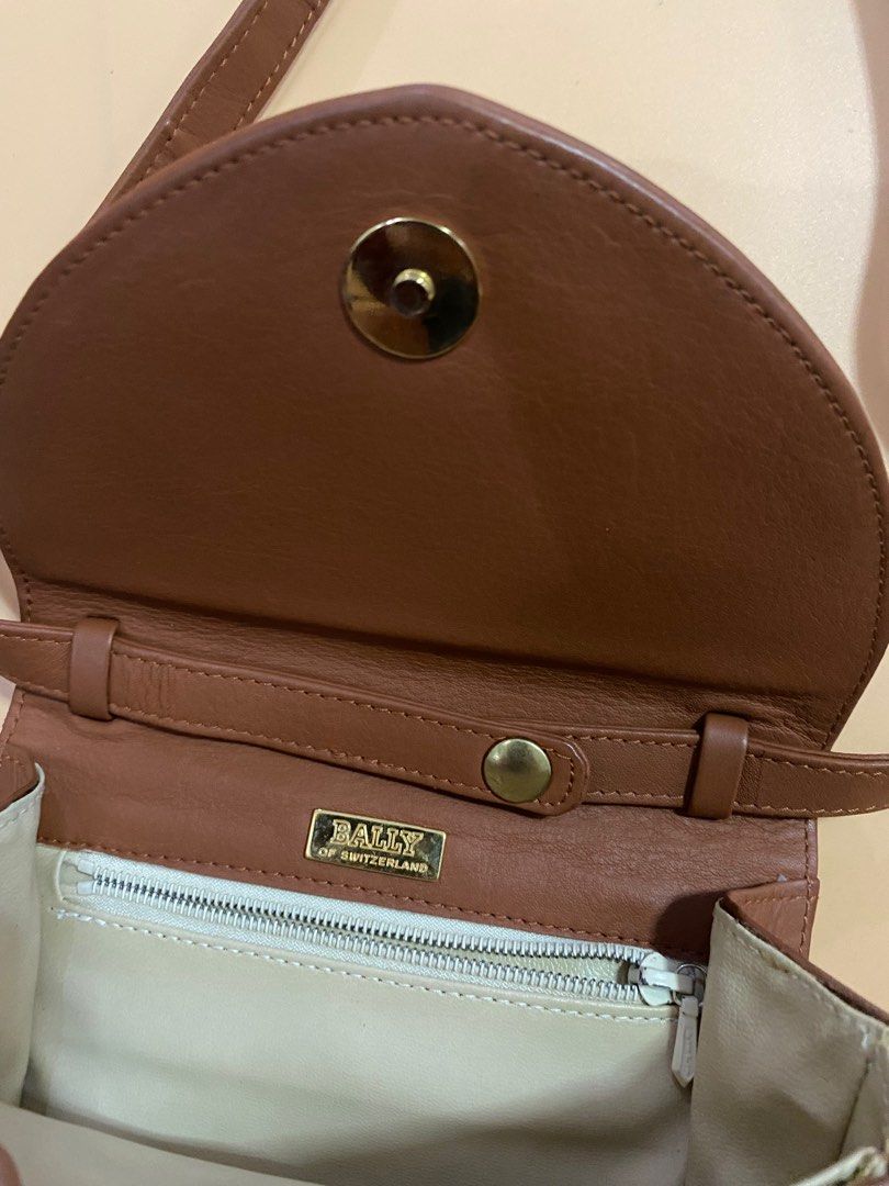 Vintage Bally Crossbody Bag (Category: Luxury Bags & Wallets) located in Davao. Submitted by hoowans_surplus (Listing ID 1288096813, Image 3). Description: .