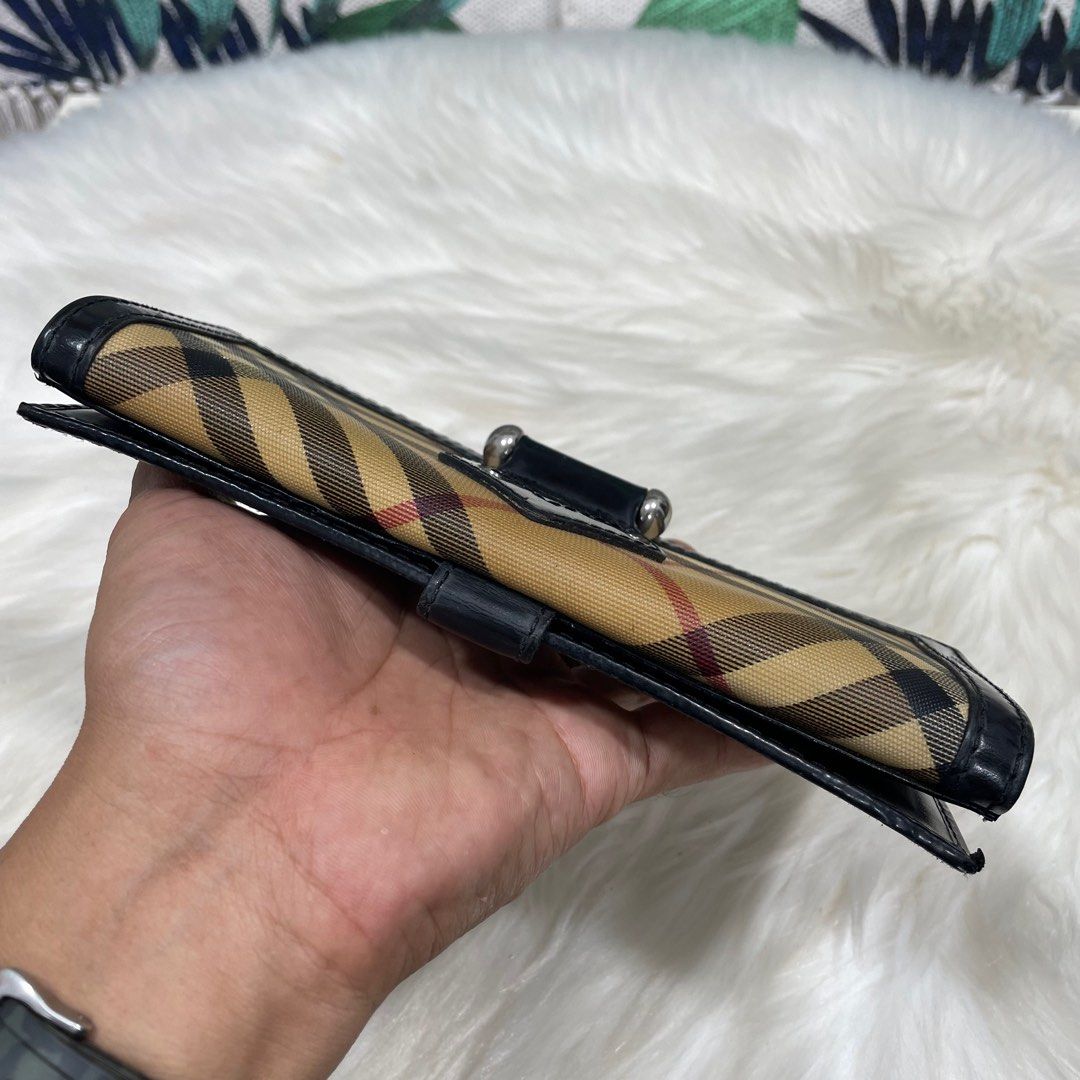 Burberry hot sale checkbook wallet