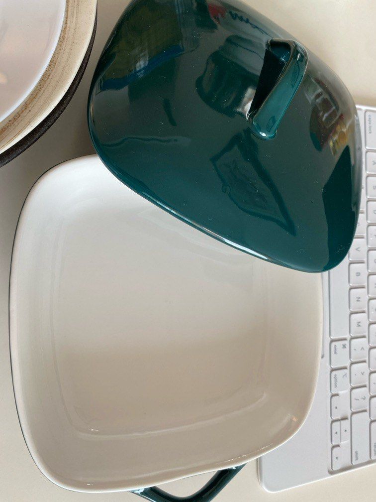 Ceramic kitchenware (Category: Cookware & Accessories) located in Singapore. Submitted by kl1077 (Listing ID 1283686176, Image 2). Description: Can use to heat up food and steam.