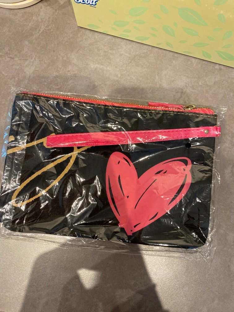 Juicy Couture 利是袋 收納袋 化妝袋 （分類：多用途袋）位於 Hong Kong。 由 feiyinshop 提交（商品編號 1283673621，圖片 2）。簡介： Size : 22*15 cm。