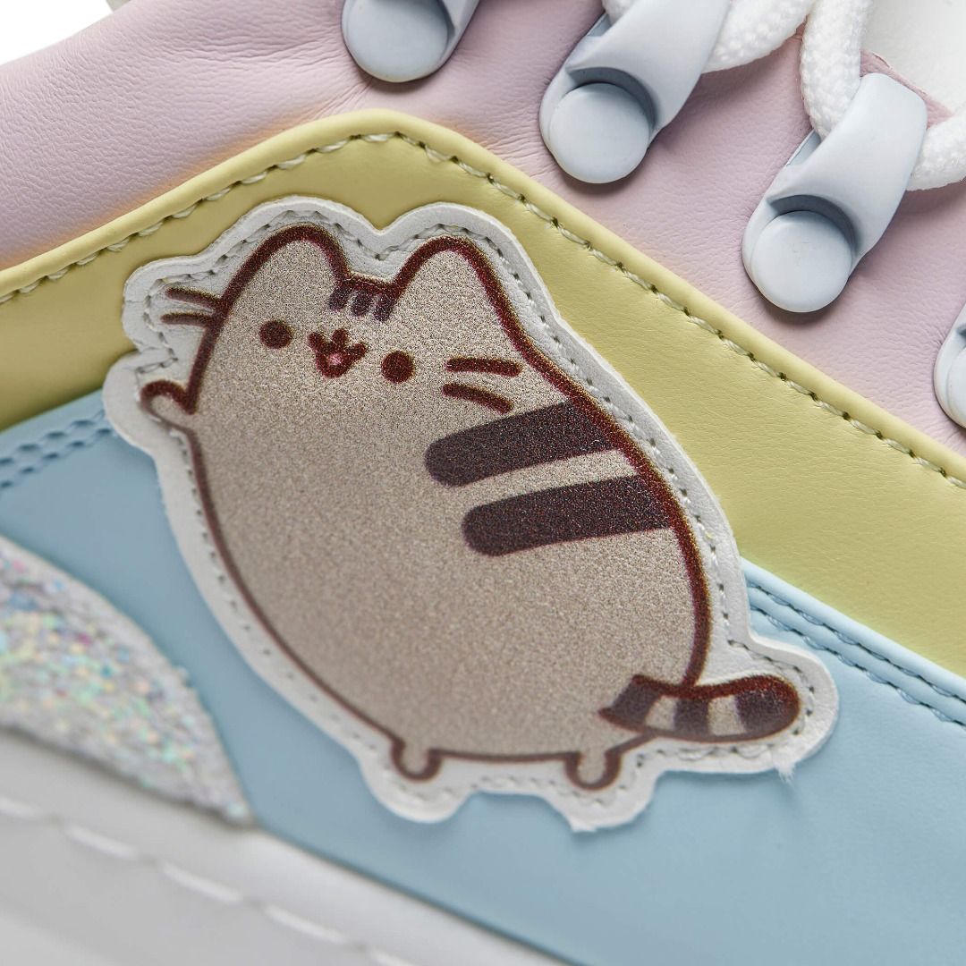 Pusheen sneakers top