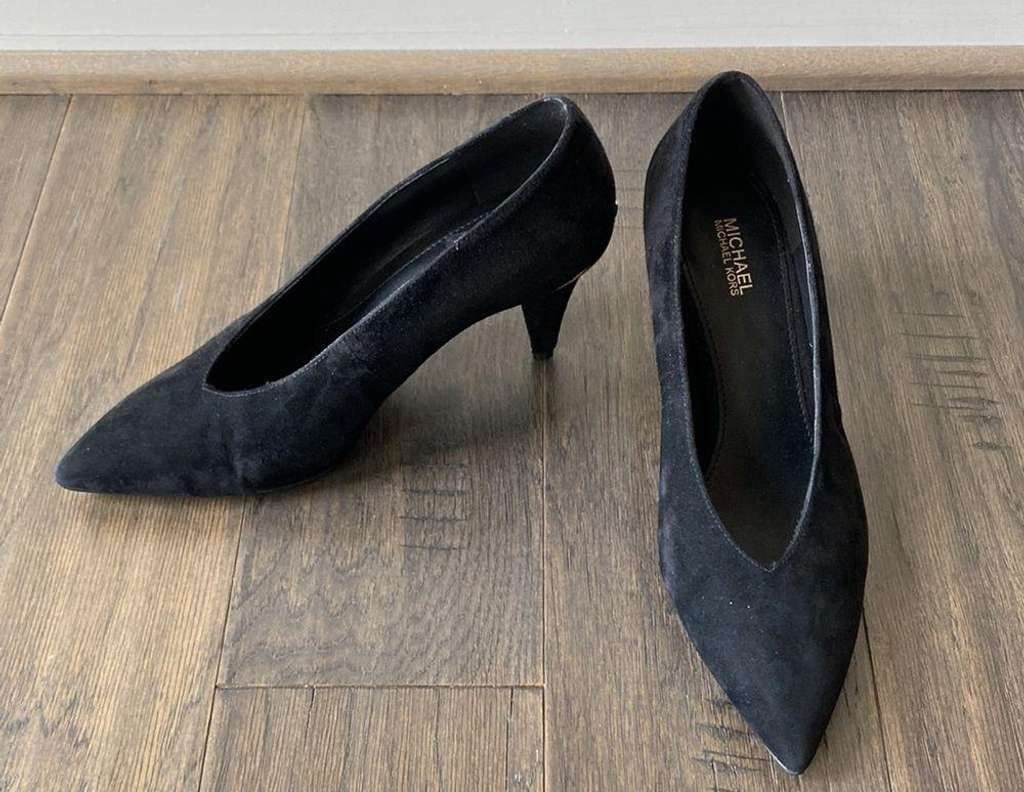 Michael kors on sale black suede pumps