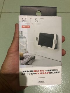 Mist magnet tablet holder