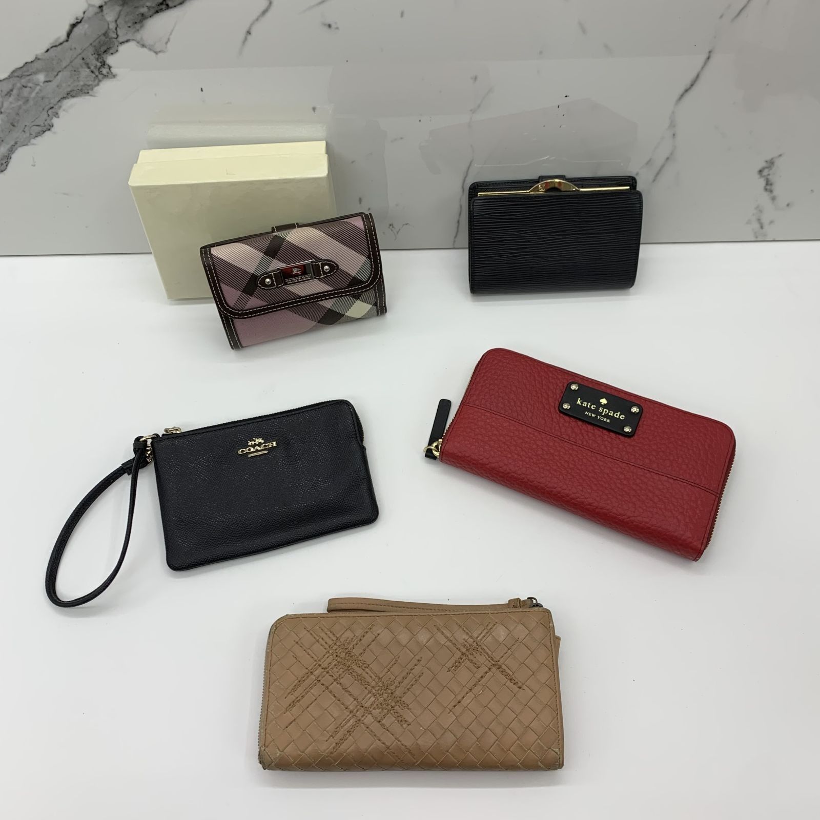 Burberry vs shop louis vuitton wallet