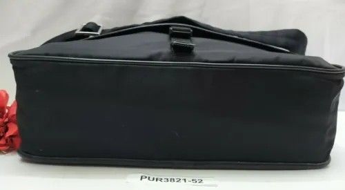 Prada nylon messenger shoulder bag （分類：手袋及銀包）位於 Hong Kong。 由 roseflower527 提交（商品編號 1283691947，圖片 3）。簡介： condition very good see as pics 💯 authentic with dust bag size.mediem colour.black。