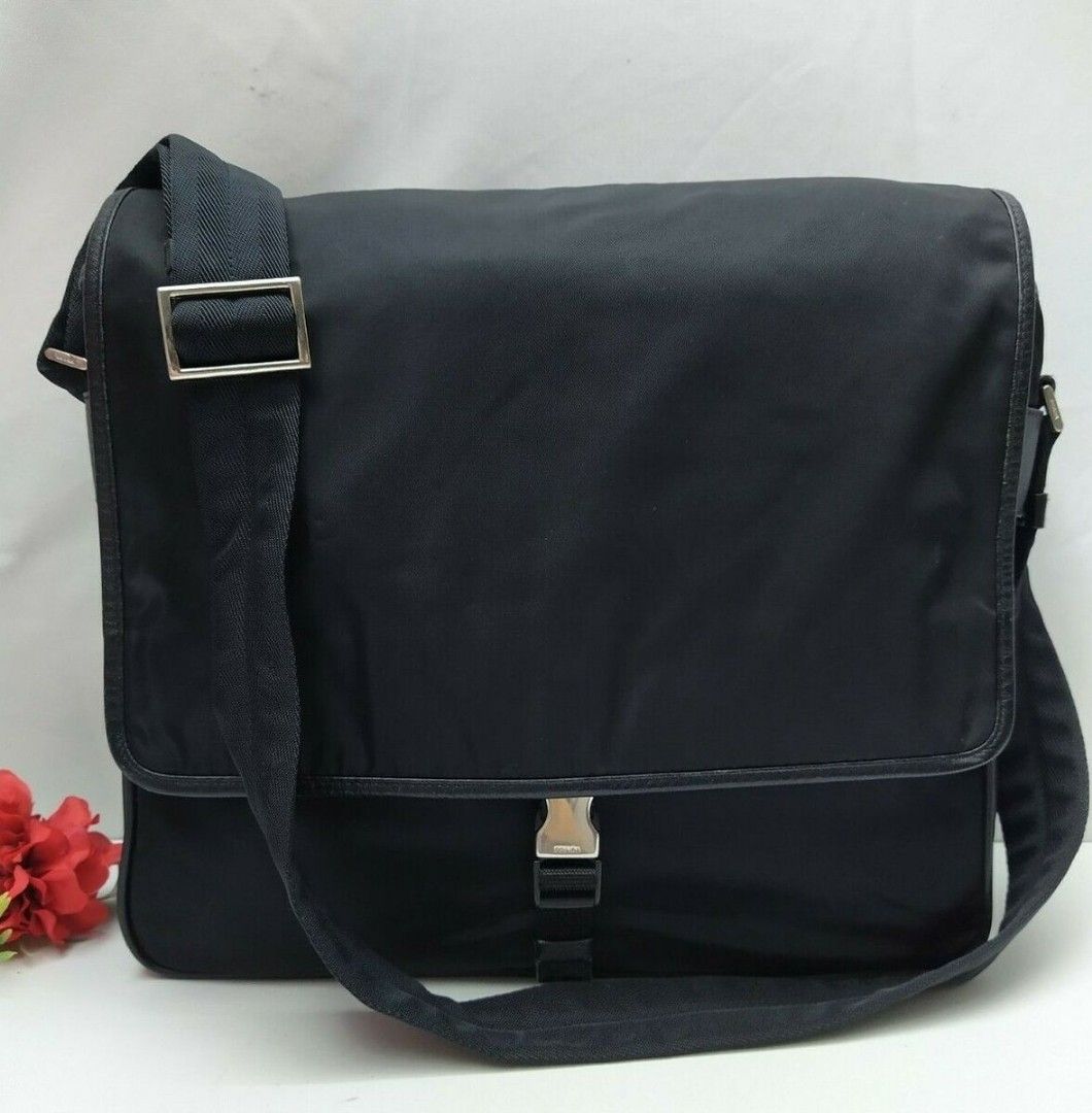 Prada nylon messenger shoulder bag （分類：手袋及銀包）位於 Hong Kong。 由 roseflower527 提交（商品編號 1283691947，圖片 1）。簡介： condition very good see as pics 💯 authentic with dust bag size.mediem colour.black。