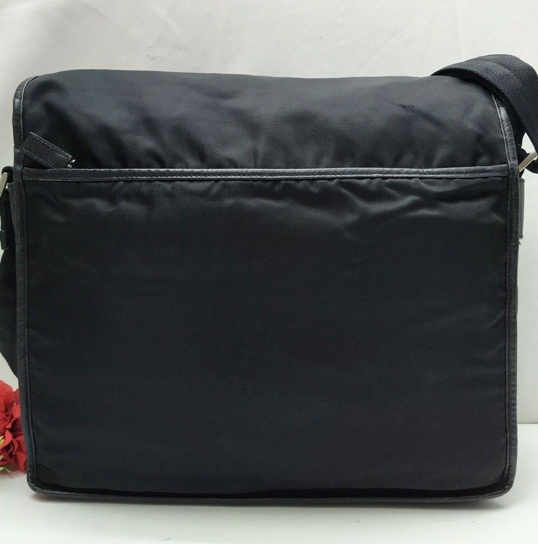 Prada nylon messenger shoulder bag （分類：手袋及銀包）位於 Hong Kong。 由 roseflower527 提交（商品編號 1283691947，圖片 2）。簡介： condition very good see as pics 💯 authentic with dust bag size.mediem colour.black。