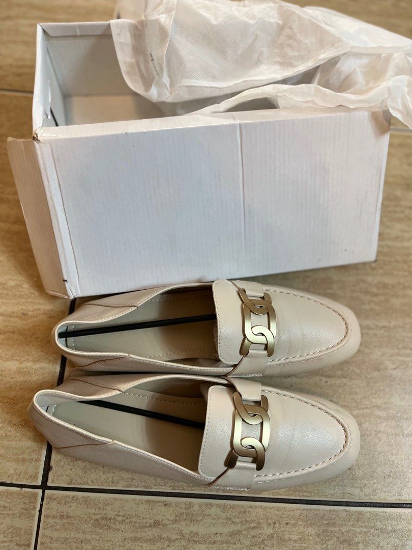 Shein Loafers shoes size 41 (Category: Loafers) located in Mandaluyong City. Submitted by desirabledes (Listing ID 1283642550, Image 3). Description: For Sale Shein Loafers almost new size 41 euro 11cm With box and dust bag. For pick up only Mandaluyong City Grab or Lalamove 450 pesos only .