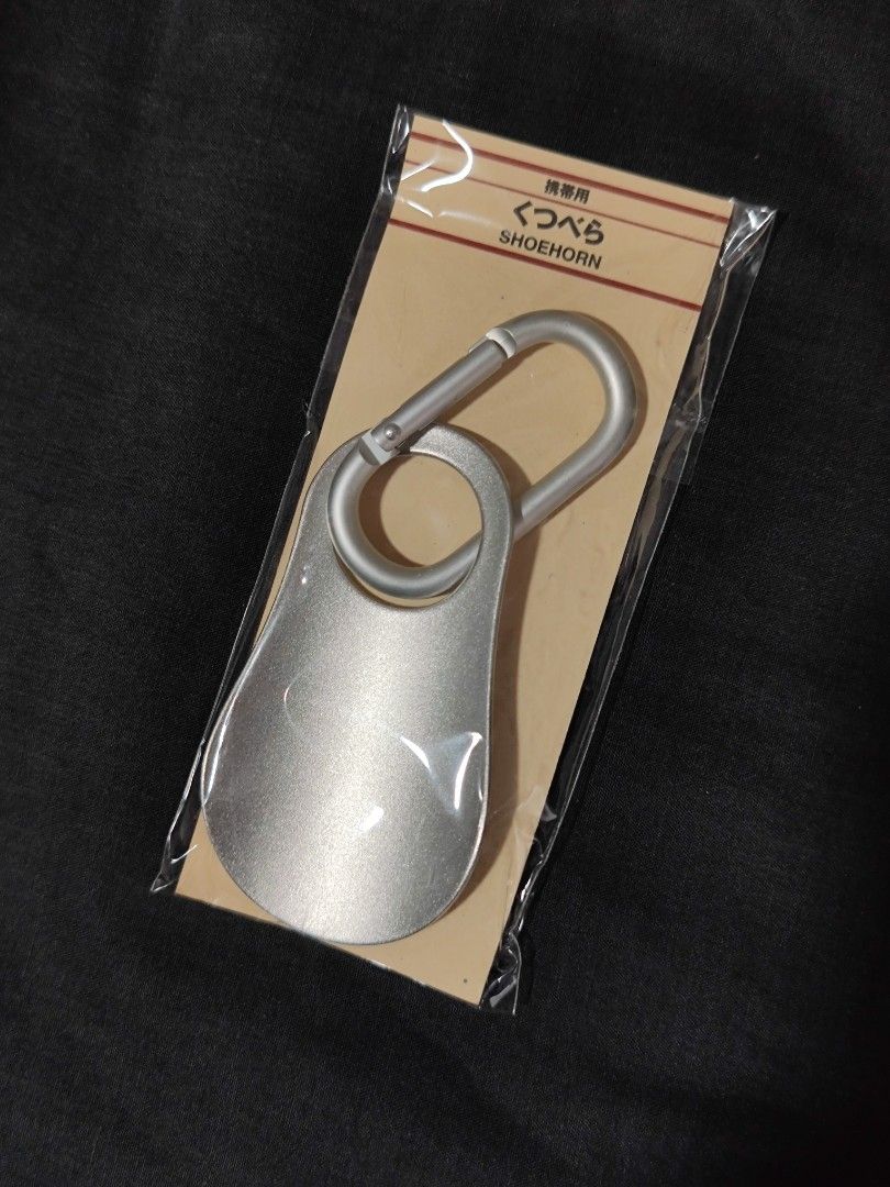 Shoe horn keychain carabineer