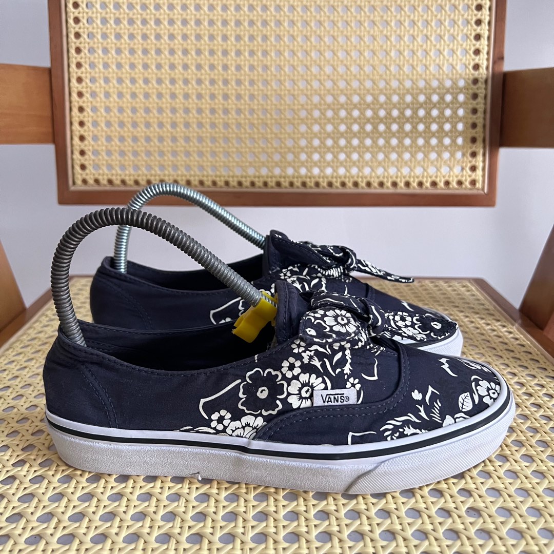 Vans floral hotsell bandana authentic knotted