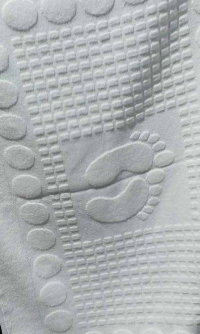 White Cotton Bath Mat Hotel Quality (Category: Bedding & Towels) located in Manila. Submitted by betchiebe (Listing ID 1283682846, Image 1). Description: BRAND NEW: White Plain Cotton Linen Embossed Bath Foot Towel ( Hotel Quality) Weight: 300 Grams Size 50cm x 80cm rectangle Price: 180.00 per Piece ..