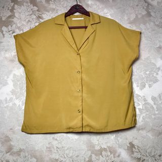 1940s BUTTERSCOTCH VINTAGE STYLED Notched Lapels Comfy Soft Yet Structured Rayon Poly Mustard Yellow Blouse With Side Vents
