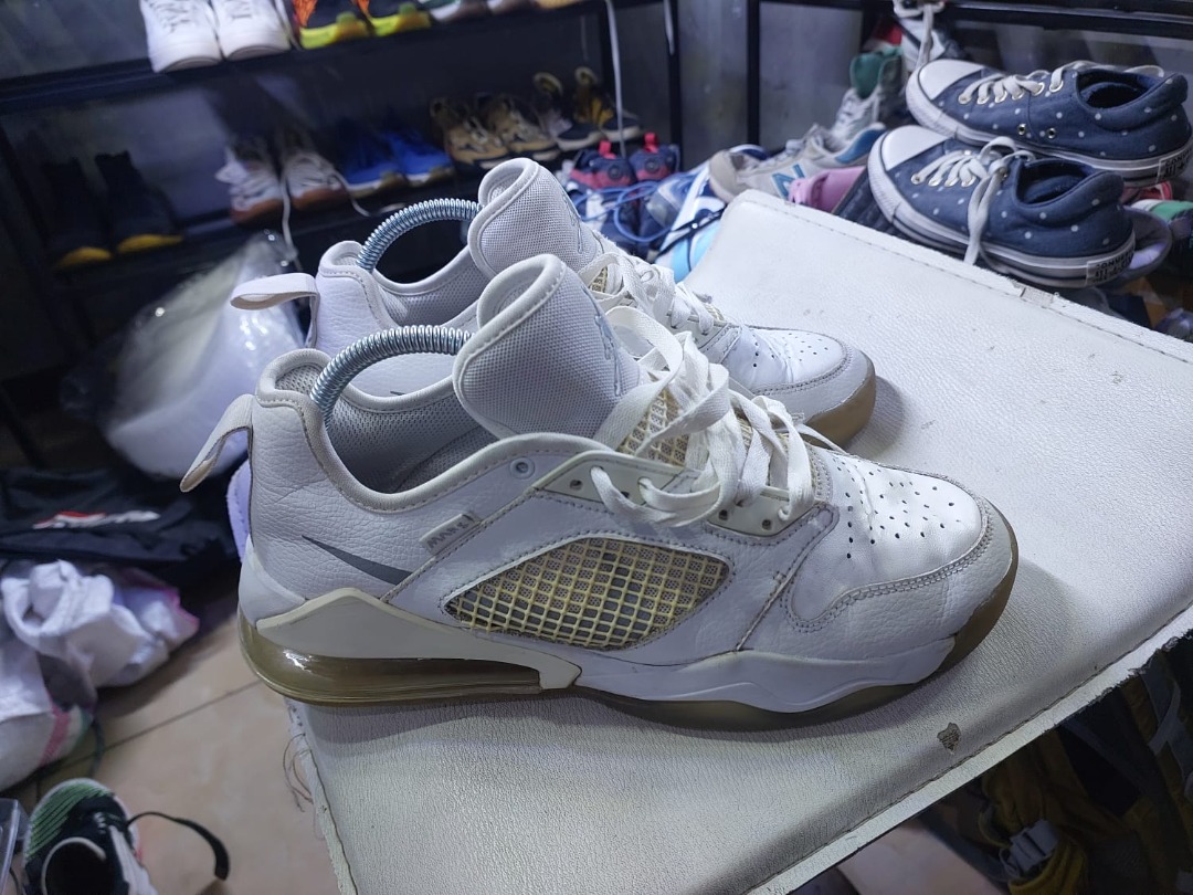 Air Jordan Mars 27O Low White Fesyen Pria Sepatu Sneakers di