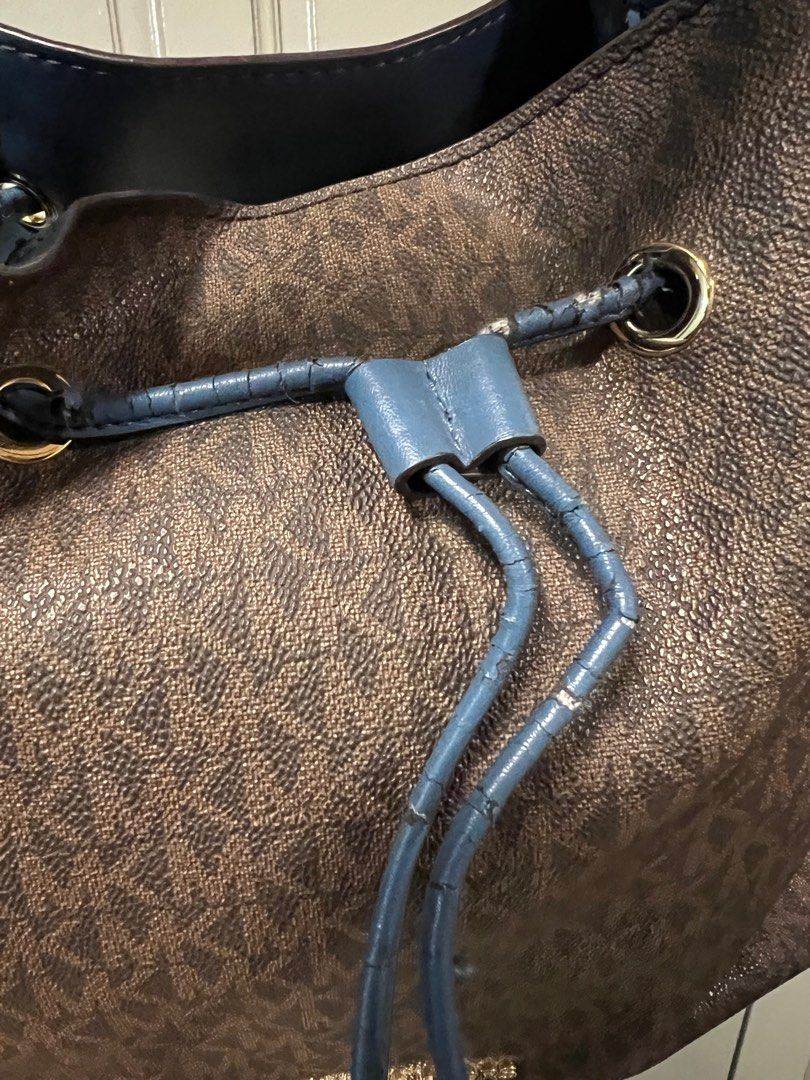 authentic MK (Category: Bags & Wallets) located in Subang Jaya. Submitted by shopping_co (Listing ID 1288235599, Image 2). Description: .