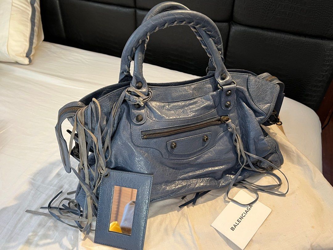 Balenciaga (Category: Luxury Bags & Wallets) located in Paranaque City. Submitted by puttouse (Listing ID 1288340954, Image 3). Description: Balenciaga Medium City .