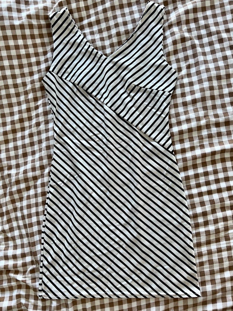 Black & White Stripe Bodycon Dress (Category: Dresses) located in Buhi. Submitted by declutterhour (Listing ID 1288298152, Image 3). Description: ✅RFS: Decluttering ✅There’s 15% discount if you order 10 pieces preloved clothes above! ✅No to Joy Reserver!‼️ ✅Model Height: 5ft ✅Model Waistlne: 28inches ✅Visit my profile for more preloved clothes😊 📌Customer will shoulder the shipping fee🚚 📌Courier J&T or LBC only 🚚 🚚 📌Don’t hesitate to messag