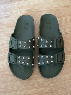 (Category: ) located in . Submitted by mysucloset (Listing ID 1288296047, Image 1). Description: .