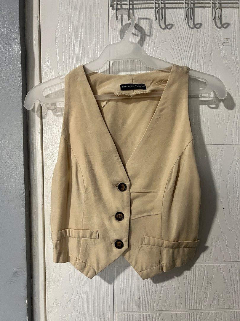 Cropped vest top (Category: Sleeveless) located in Quezon City. Submitted by pgv18 (Listing ID 1288362223, Image 1). Description: Fits S-M Shipping c/o buyer.