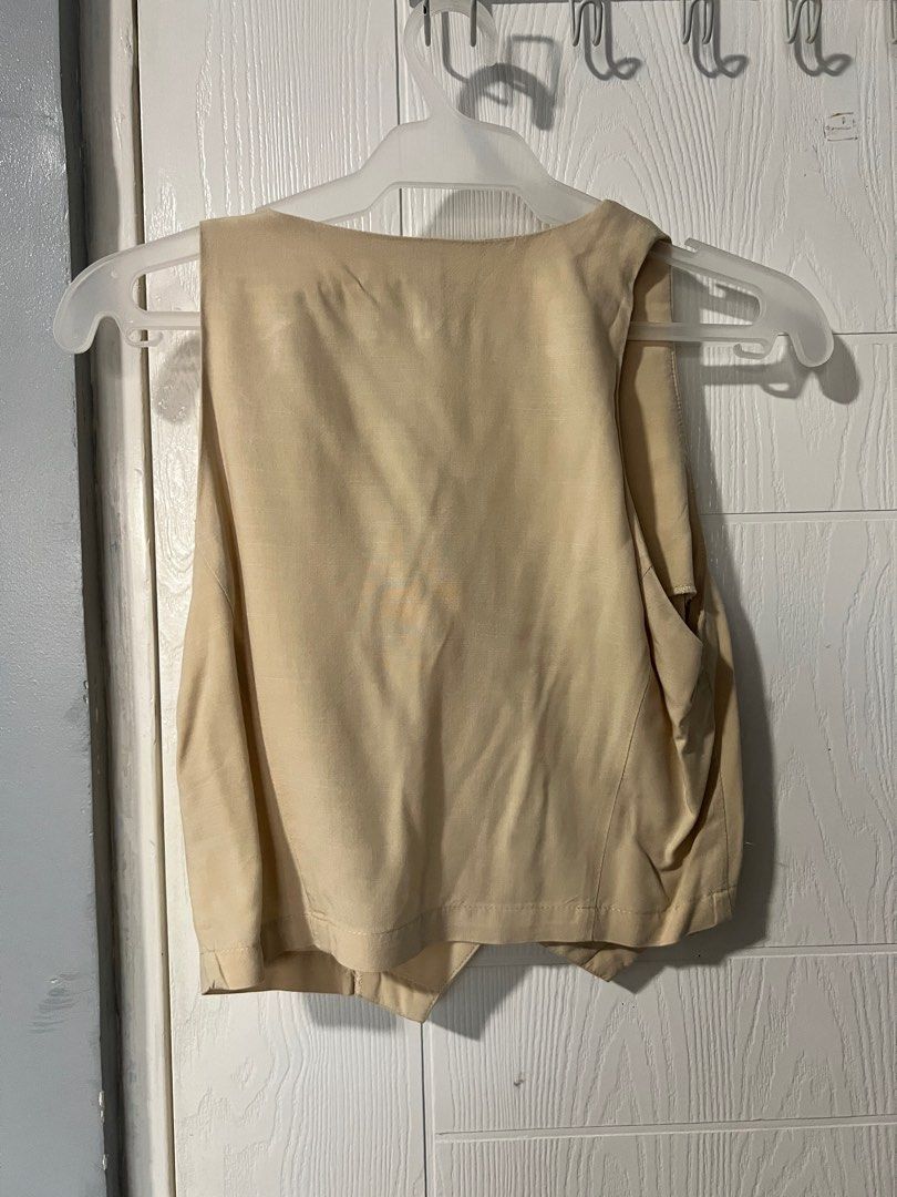 Cropped vest top (Category: Sleeveless) located in Quezon City. Submitted by pgv18 (Listing ID 1288362223, Image 2). Description: Fits S-M Shipping c/o buyer.